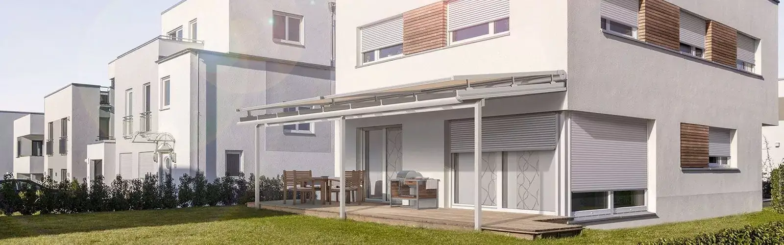 Haus mit Rollläden und anderem Sonneschutz | Hakendahl Sonnenschutz